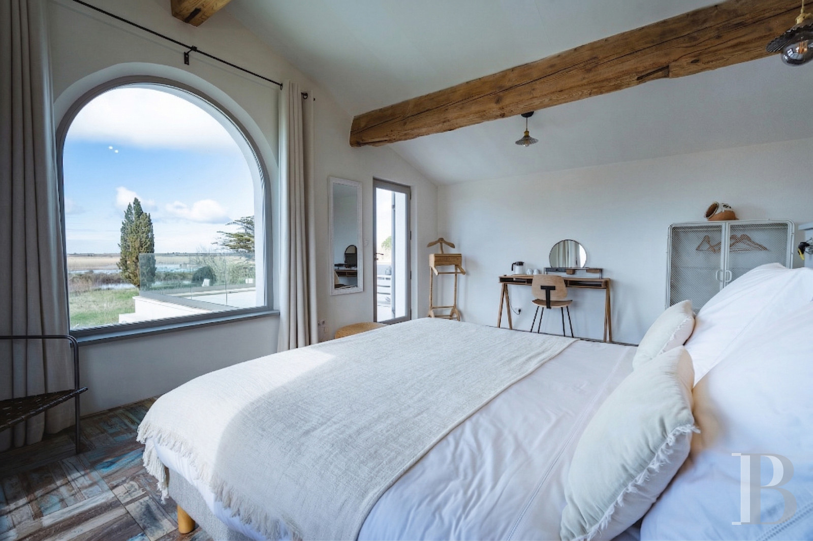 A farmhouse set amidst the marshes north of Saintes-Maries-de-la-Mer, in the Camargue - photo  n°13